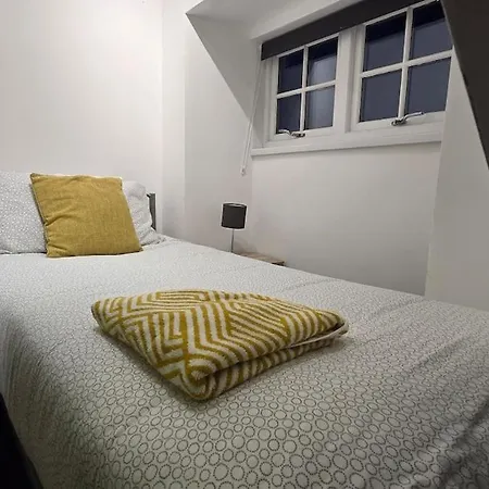 Derwent - Three Bedrooms - Sleeps 6 *