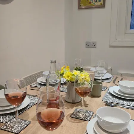 Derwent - Three Bedrooms - Sleeps 6 *
